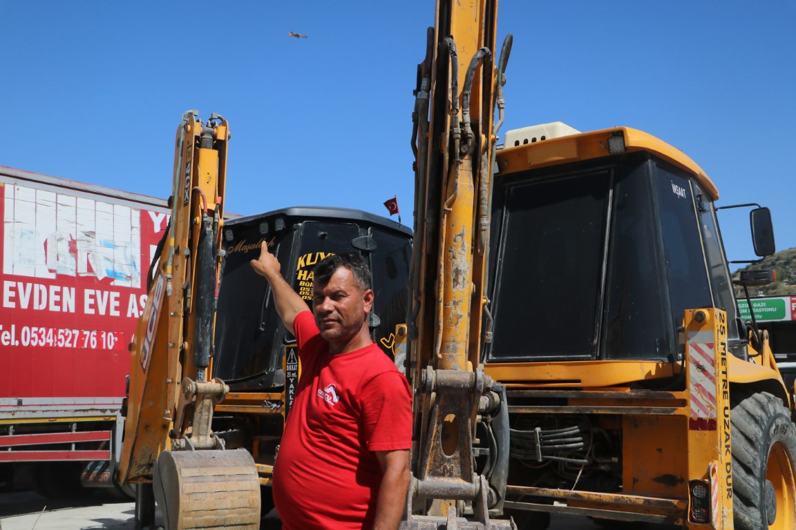 Binlerce liralık kaybı göze alan operatör, kumru yuvası bozulmasın diye 17 gündür kepçesine kontak vurmadı