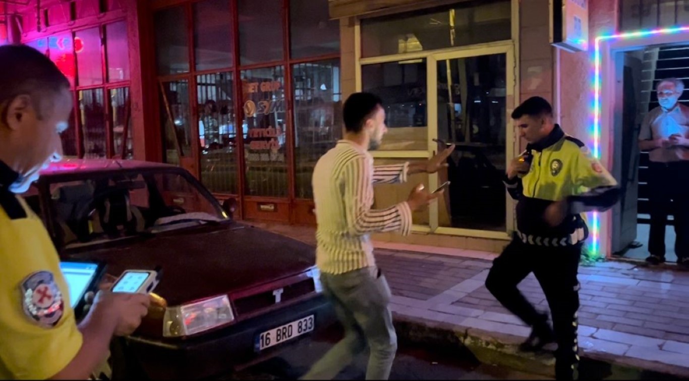 4 kez alkolmetreye üflemedi, yetmedi kaçmaya çalıştı, polisin bir sözüyle geri döndü