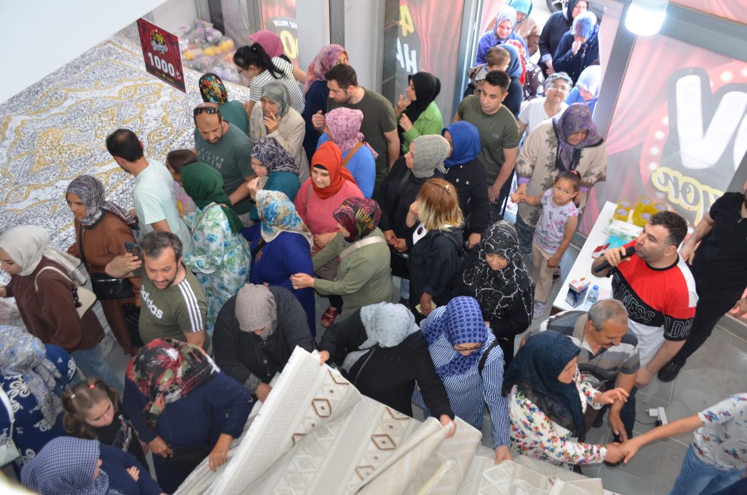 Mağazaya girmek için adeta birbirlerini ezdiler