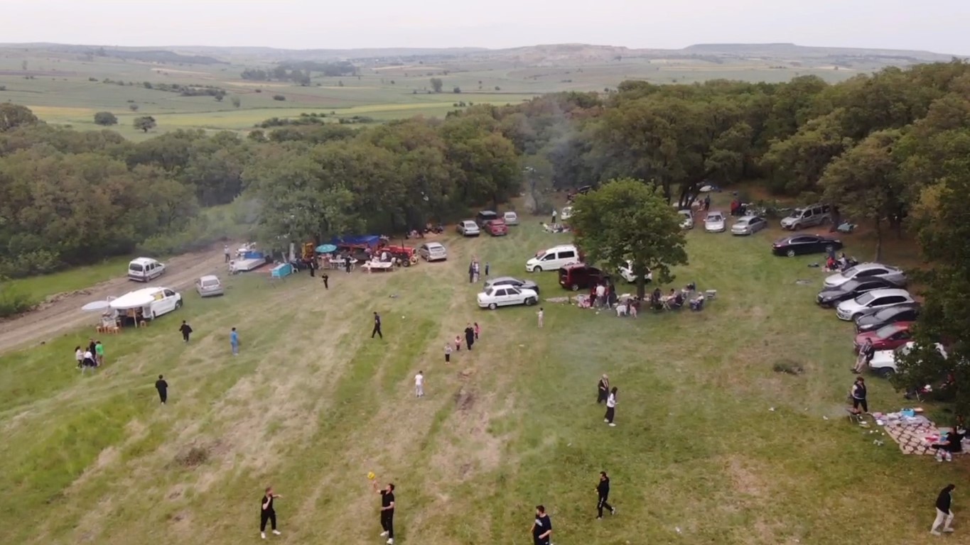 Hasköy’de yarım asırlık gelenek: Mangalları şemsiye ile korudular