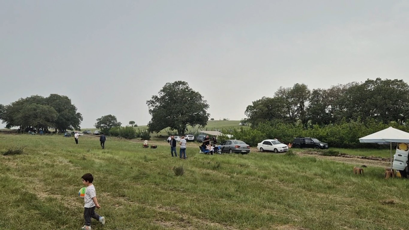 Hasköy’de yarım asırlık gelenek: Mangalları şemsiye ile korudular