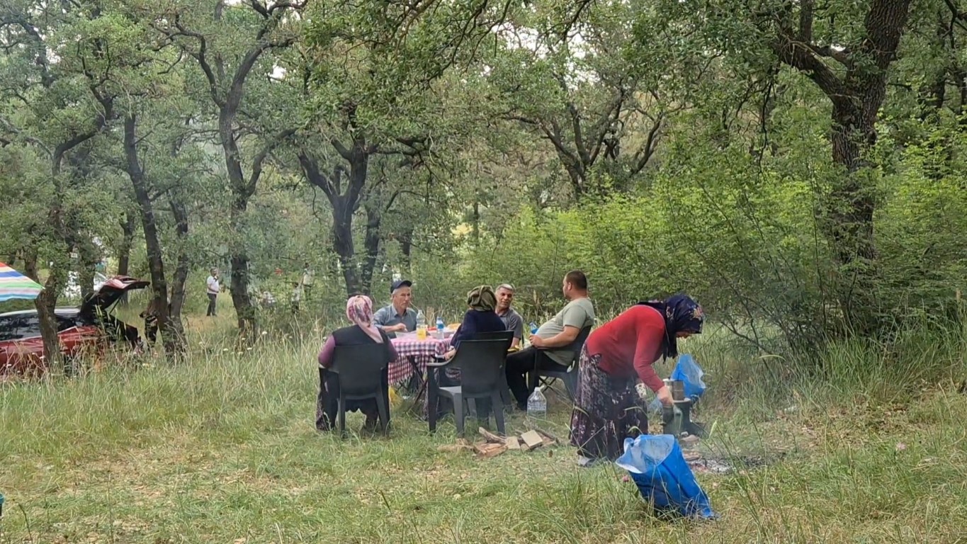 Hasköy’de yarım asırlık gelenek: Mangalları şemsiye ile korudular