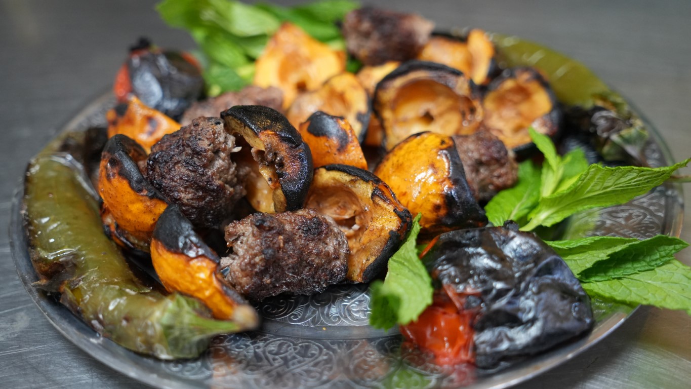 Sadece ilkbaharda bulunan kebap: Yenidünya kebabı