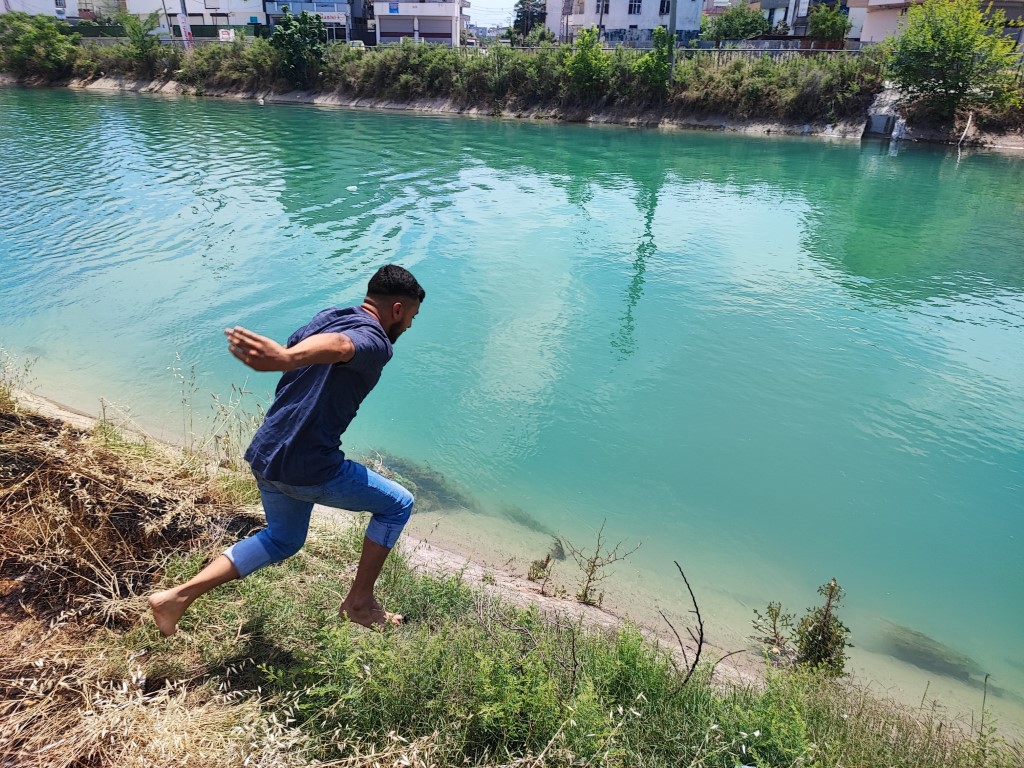 Adana’da gençlerin tehlikeli serinliği sürüyor