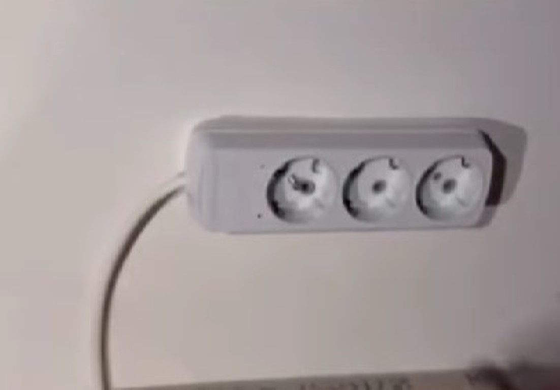 Evini aparta çevirip, prizlere gizli kamera yerleştirdi