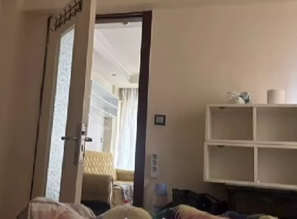 Evini aparta çevirip, prizlere gizli kamera yerleştirdi