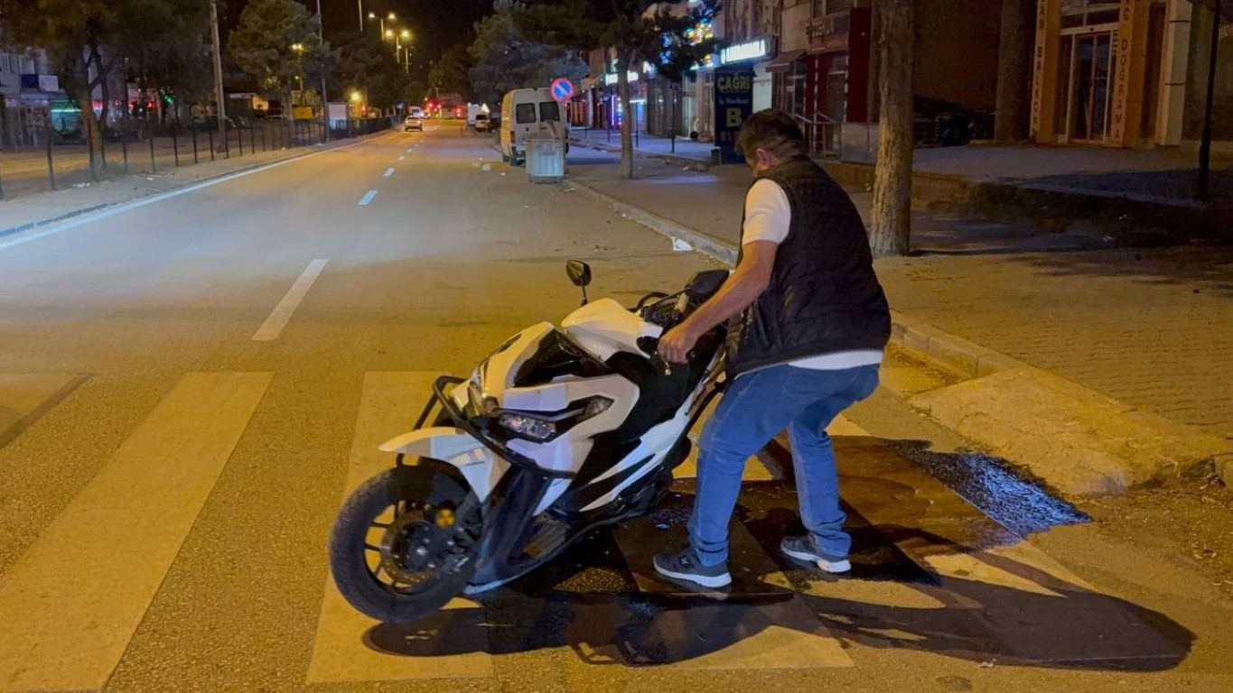 Otomobilin çarptığı motosikletlinin sürüklendiği anlar kamerada