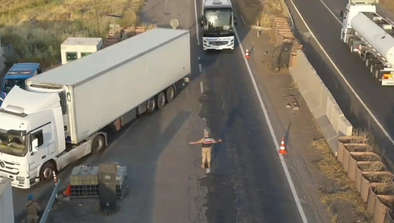 Jandarmadan şok yol uygulaması: Kaçak et ve binlerce ürün ele geçirildi