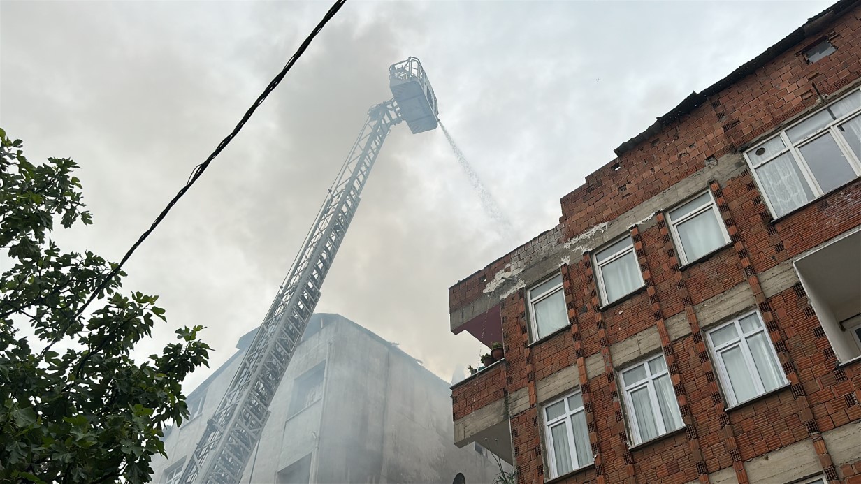 Sultanbeyli’de korkutan çatı yangını: Alevler yan binaya sıçradı