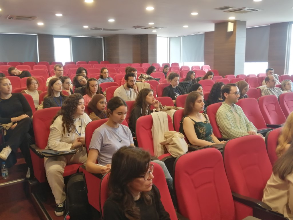 Geleceğin doktorları, 4. Intern Sempozyumu’nda mesleki bilgi ve tecrübe ediniyor
