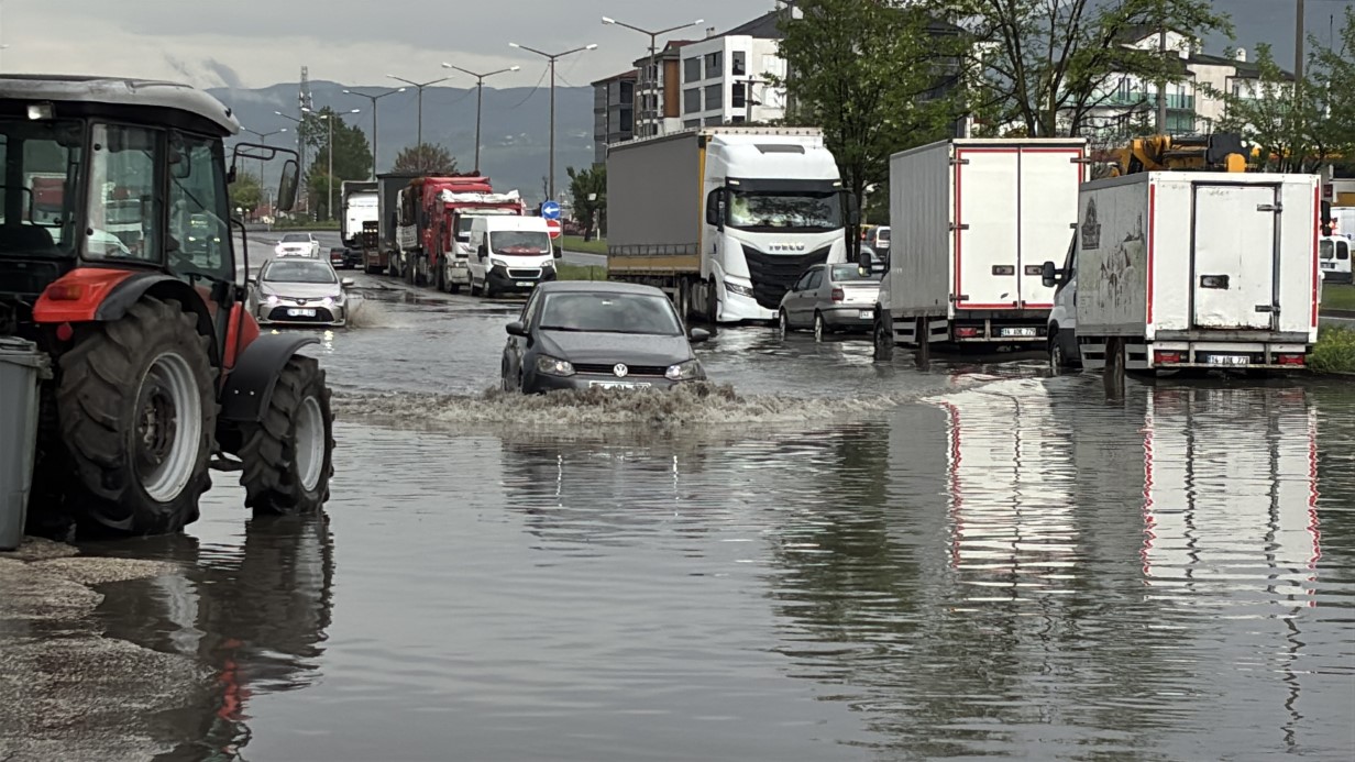 Bolu’da sağanak ve fırtına hayatı felç etti: Yollar göle döndü