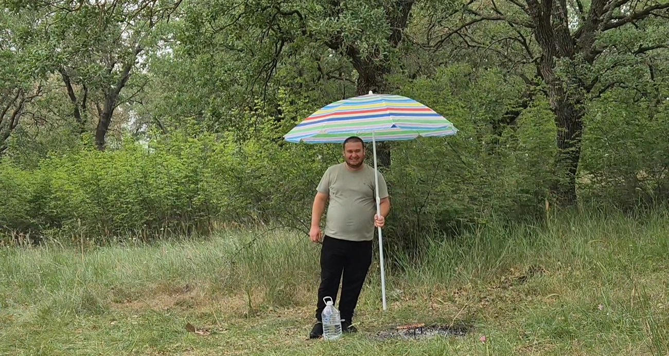 Mangalları şemsiye ile korudular