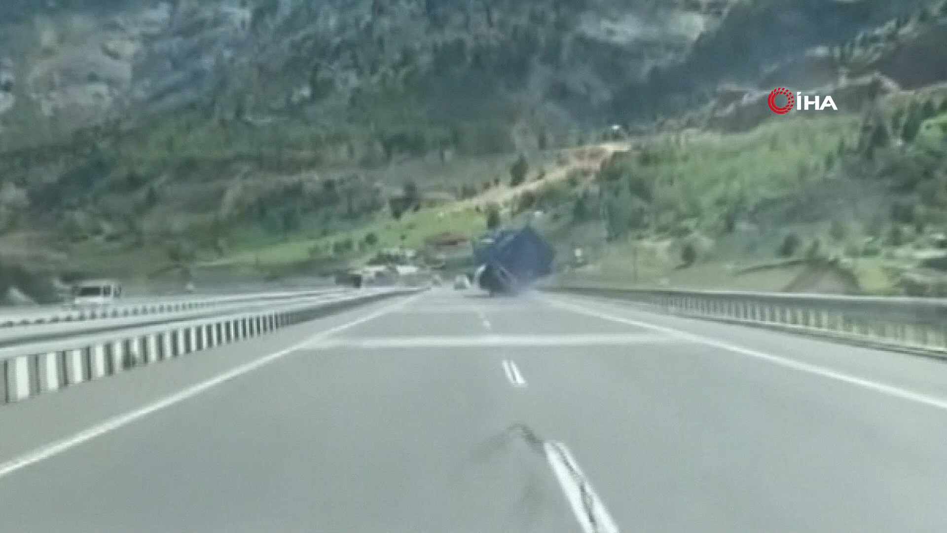 Kontrolden çıkan tırın devrilme anı kamerada