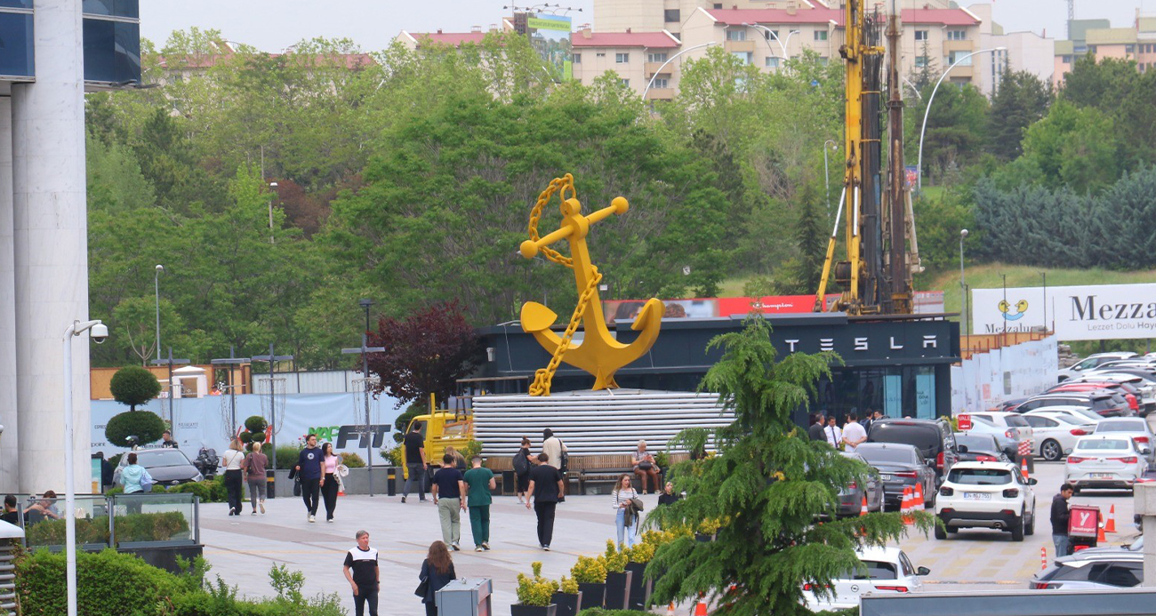 Ankara’da çıkan fırtınada Tesla Bayii’nin çatısı uçtu