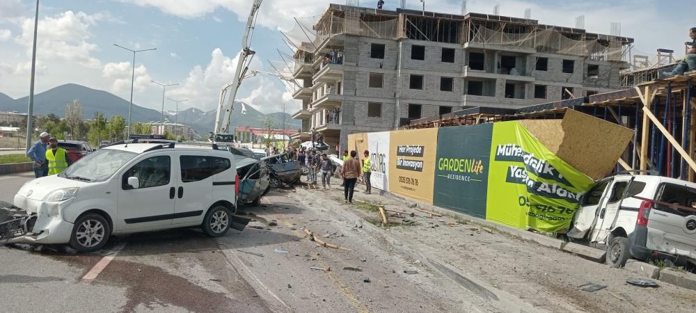 Erzurum’da feci kaza: Beton mikseri onlarca aracı biçti