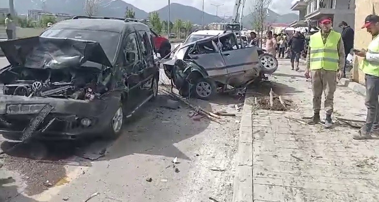 Erzurum’da feci kaza: Beton mikseri onlarca aracı biçti