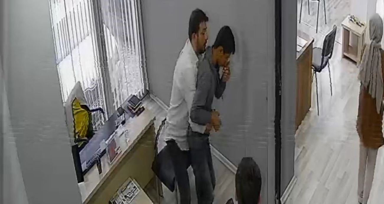 Heimlich manevrası ile çalışanının hayatını kurtardı