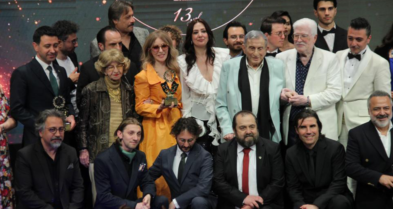 İzmir’den yükselen tiyatro ruhu Türkiye’yi bir kez daha kucakladı