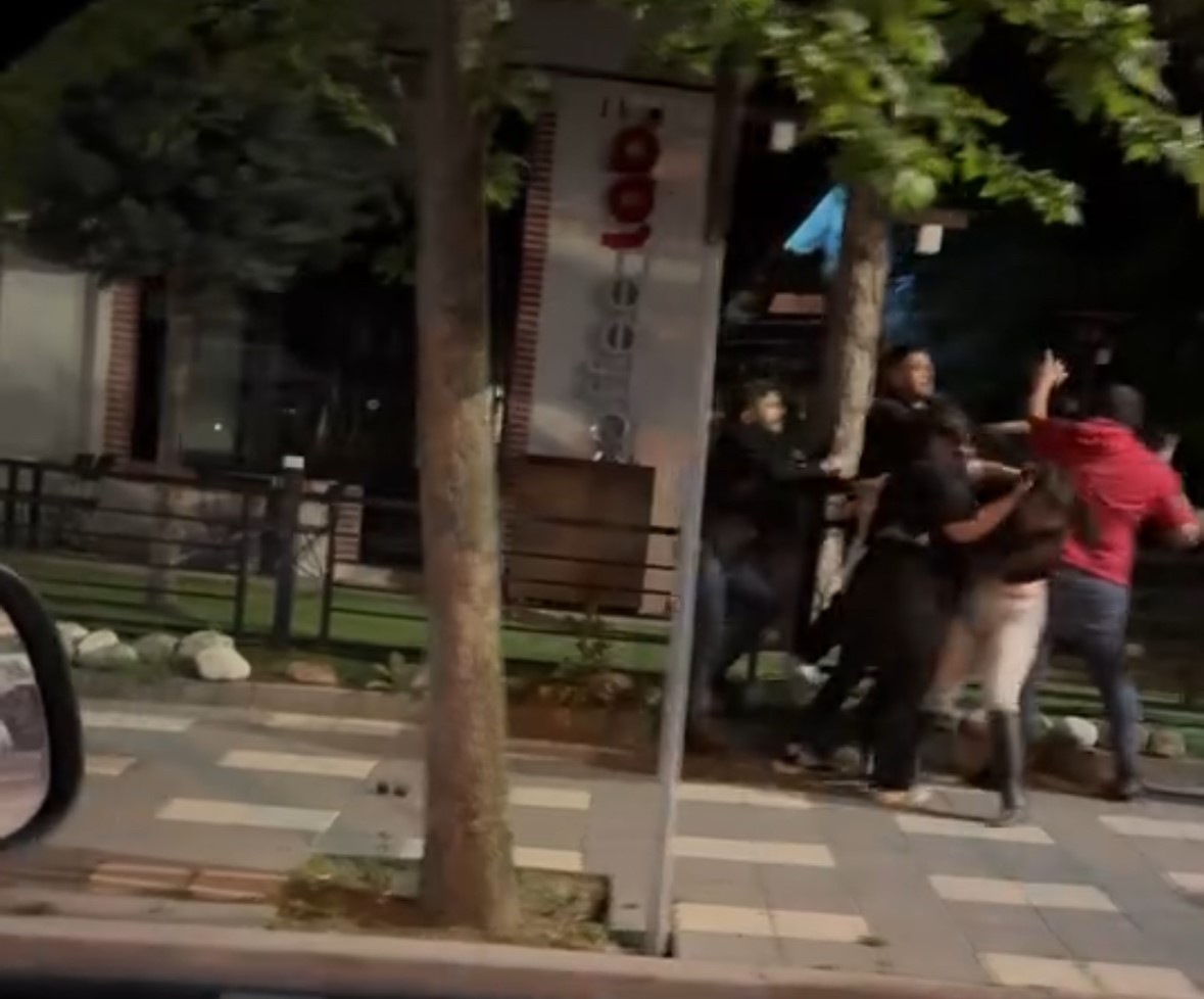 Bolu’da sokak ortasında kavga: Yumruklar havada uçuştu