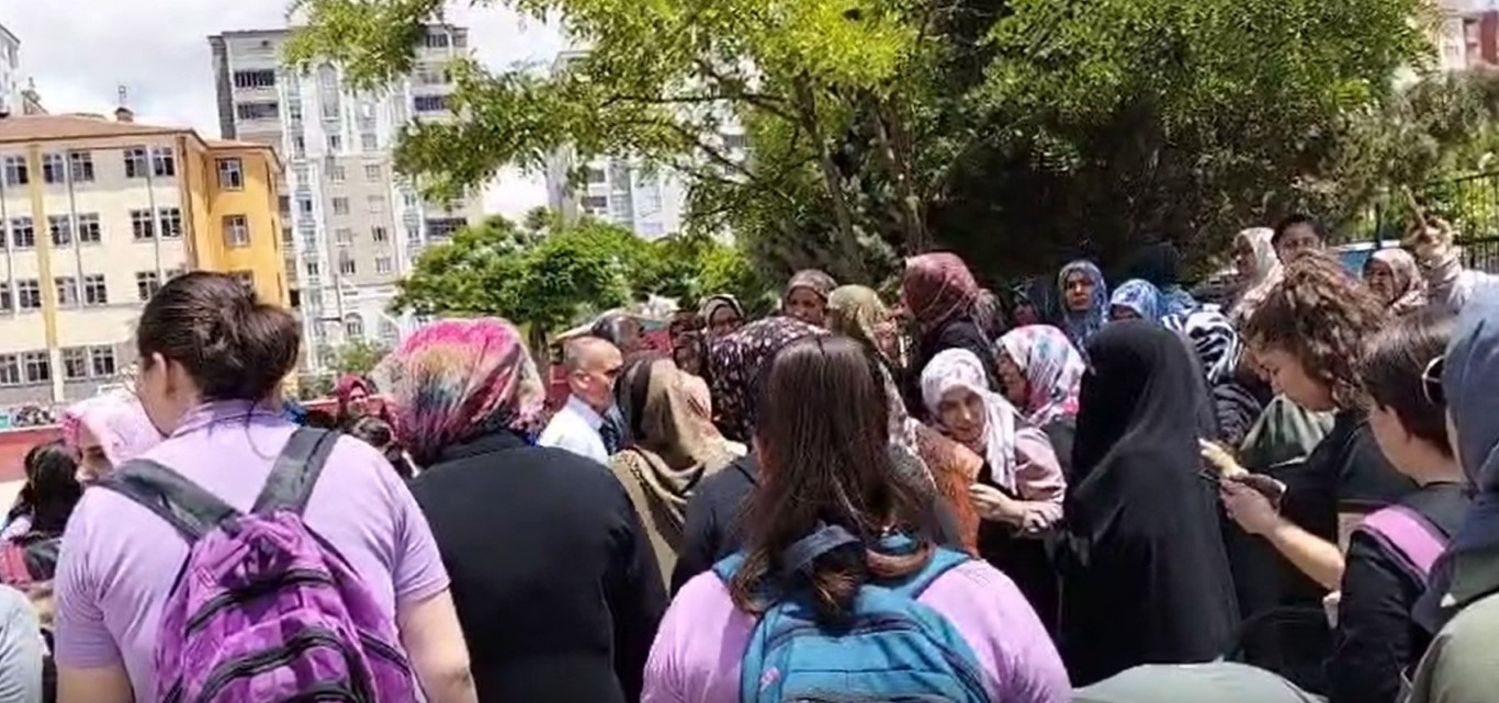 Gaziantep’te skandal: Kantinci Kur’an-ı Kerim sayfalarını tost kağıdı yaptı