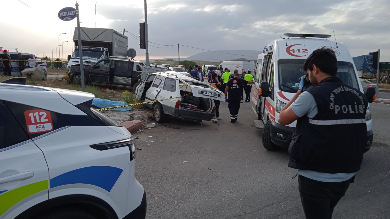 Kırmızı ışık ihlalinde yaşlı çiftin öldüğü feci kaza kamerada