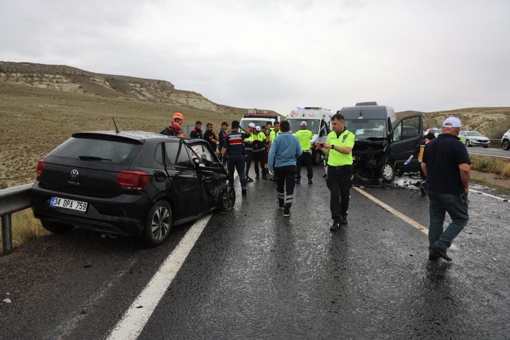 Kotrolden çıkan otomobil karşı şeritte minibüsle çarpıştı: 3’ü ağır 7 yaralı