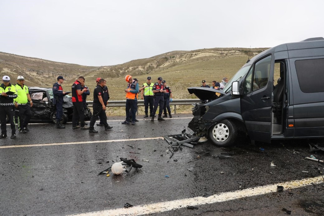 Kotrolden çıkan otomobil karşı şeritte minibüsle çarpıştı: 3’ü ağır 7 yaralı