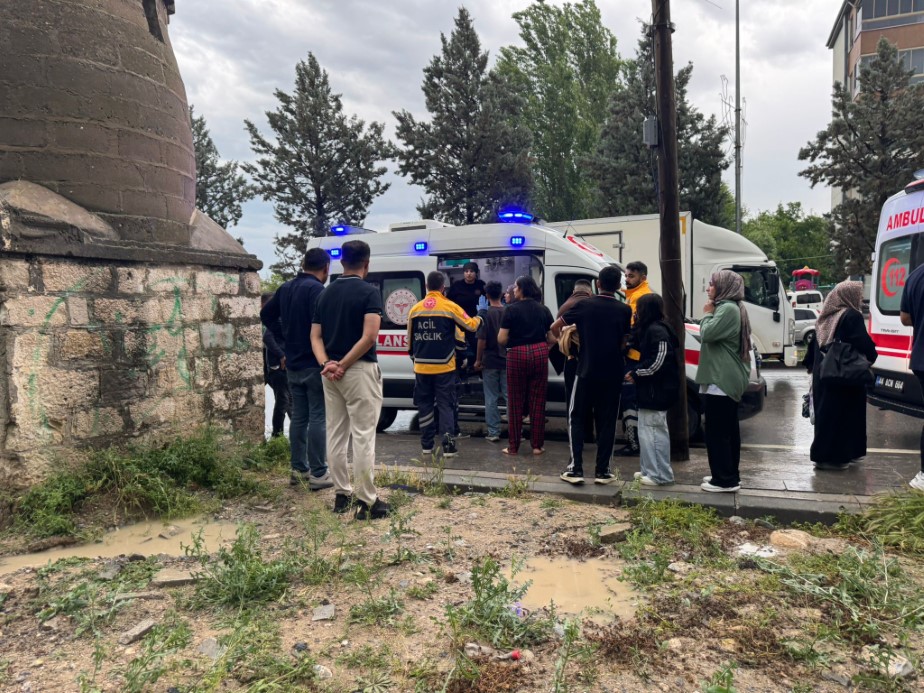 Malatya’da müstakil ev çöktü: 3 kişi yaralandı