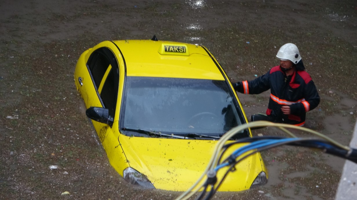 Malatya sağanak yağışa teslim: Yollar göle döndü