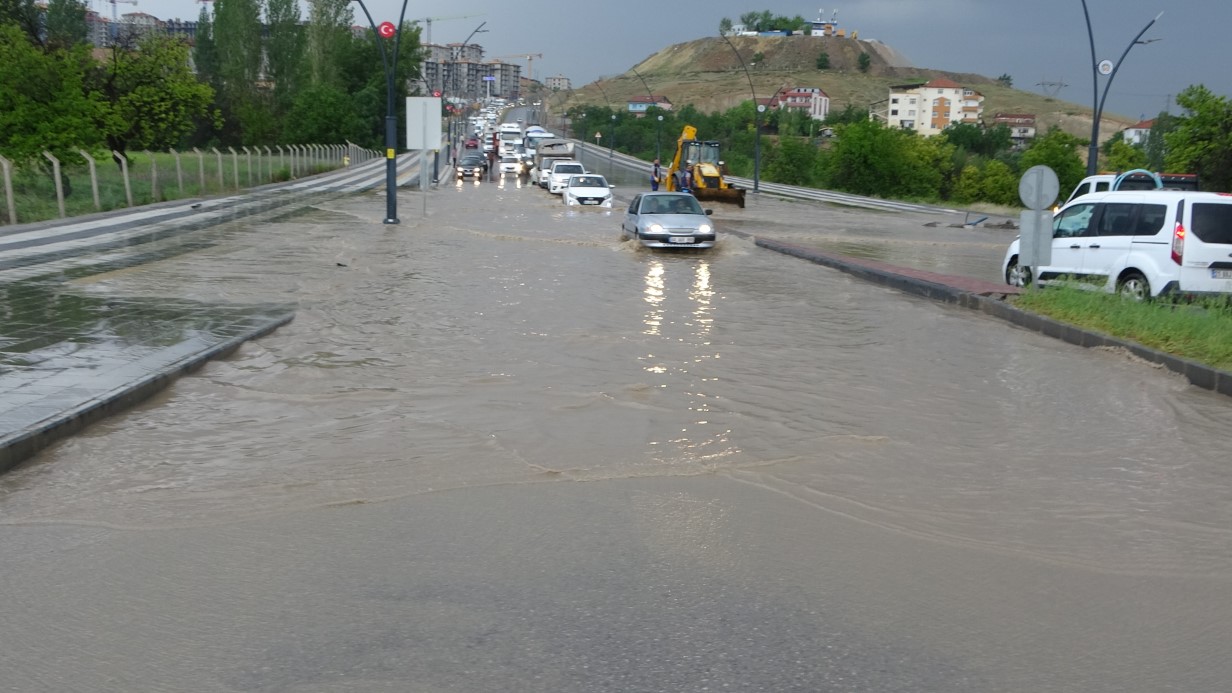Malatya sağanak yağışa teslim: Yollar göle döndü