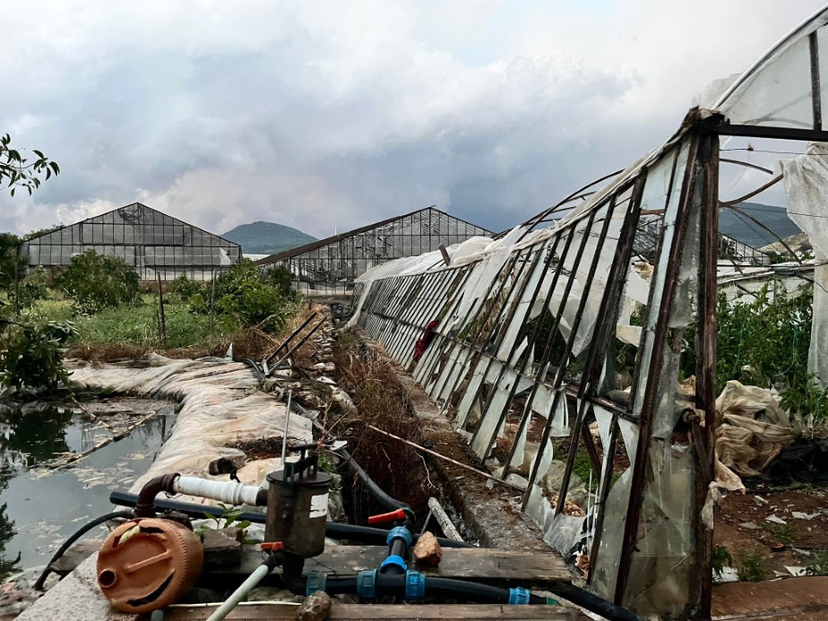 Gazipaşa’da hortum seraları vurdu, çatıları uçurdu