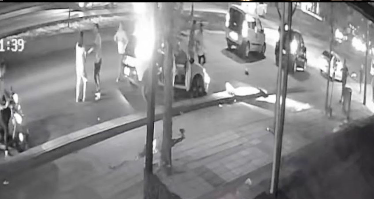 Feci kaza kamerada... Hızla gelen araç, otomobil ve motosiklete çarptı: 1’i ağır 2 yaralı