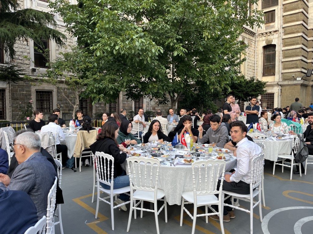 İstanbul Erkek Lisesi’nde Asırlık Okullar Vakfı Olağanüstü Genel Kurul ve Lansman töreni düzenlendi