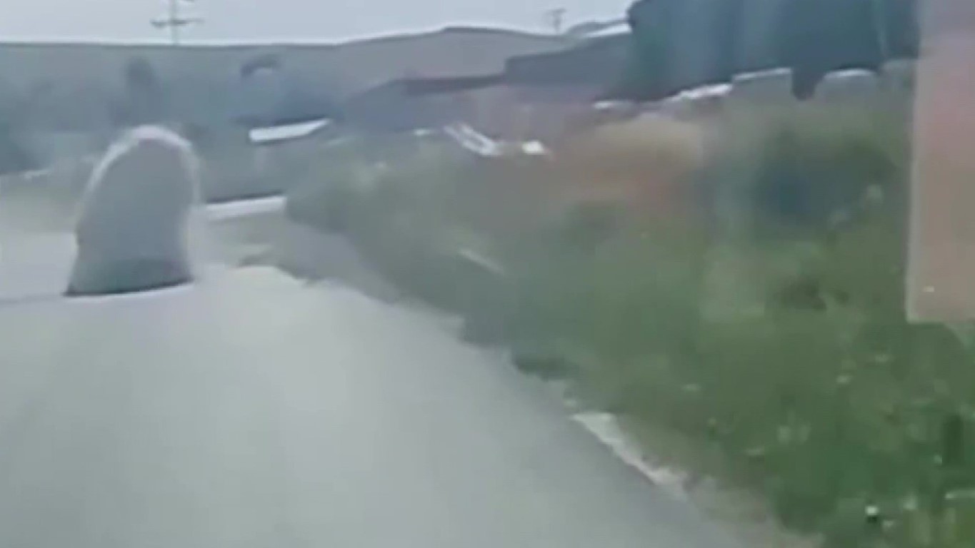 Tonlarca ağırlıktaki mermer bloğun altında ezilmekten saniyelerle kurtuldu