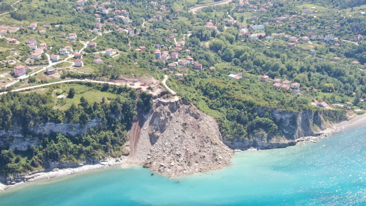 Kastamonu’da heyelan: Yoldan kopan kütle, denizle birleşti
