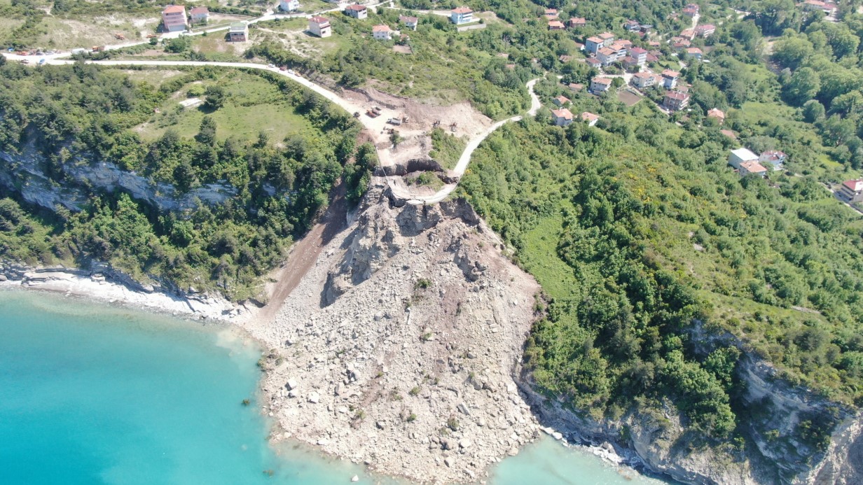 Kastamonu’da heyelan: Yoldan kopan kütle, denizle birleşti