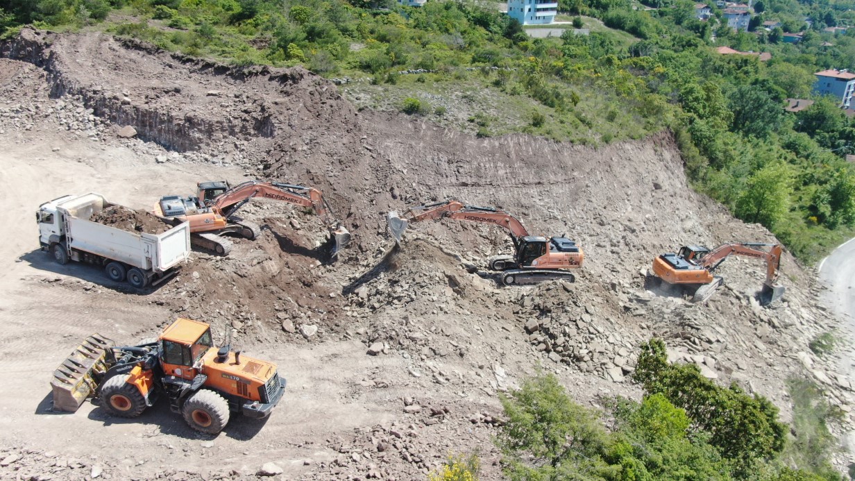 Kastamonu’da heyelan: Yoldan kopan kütle, denizle birleşti