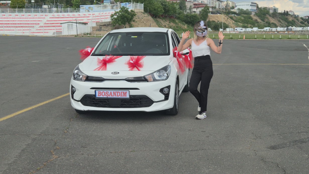Eşinden boşandı sokakta maskeli kutlama yaptı