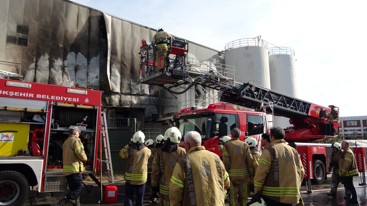 Tuzla’da fabrika yangını: Jeneratörden çıkan alevler dış cepheye sıçradı