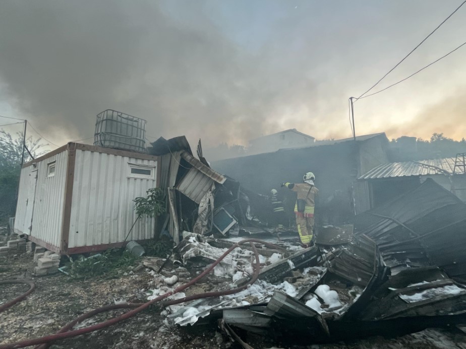 Tekstil fabrikası alevlere teslim oldu