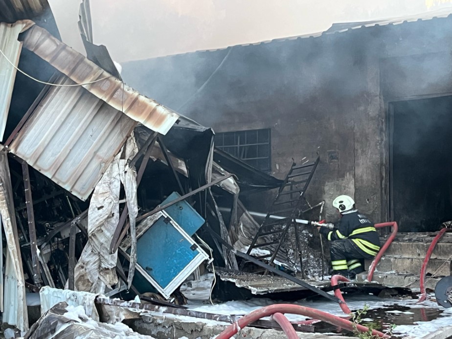 Tekstil fabrikası alevlere teslim oldu