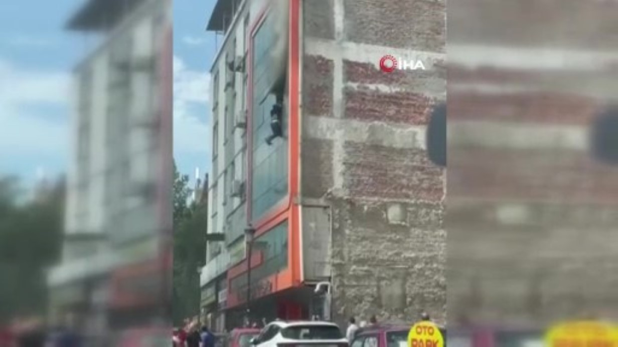 İş merkezinde yangın: 2 işçi atlayarak kurtulmaya çalıştı