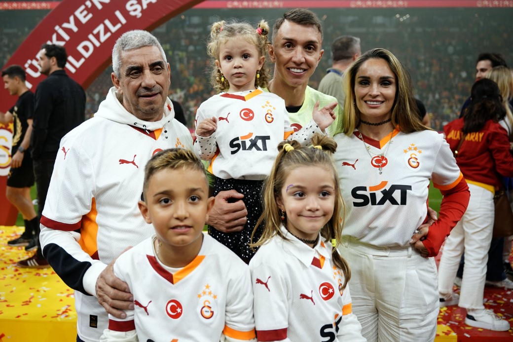 Galatasaray şampiyonluğu taraftarı önünde kutladı