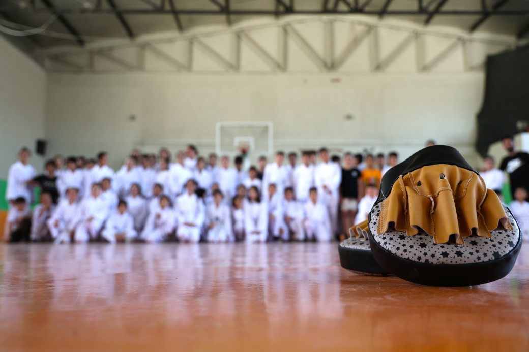 Milli antrenör polisten örnek davranış: 90 çocuğa gönüllü kurs veriyor