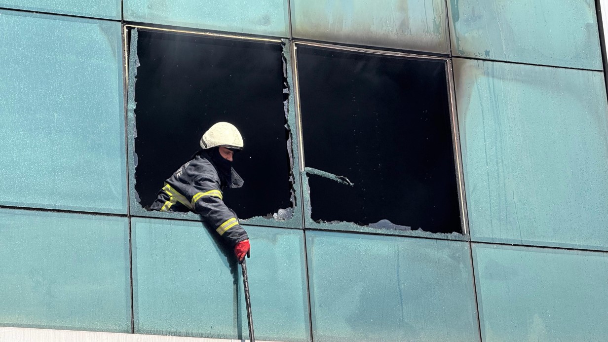 İş merkezinde yangın: 2 işçi atlayarak kurtulmaya çalıştı