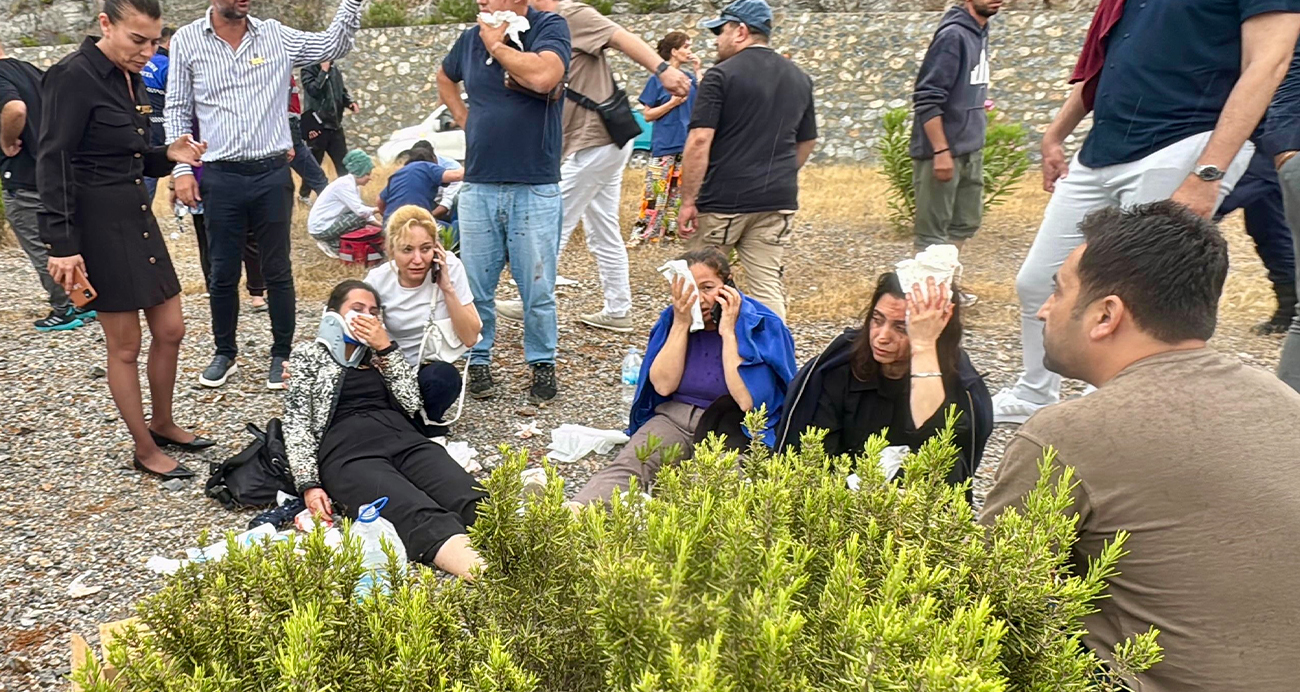 Bodrum’da can pazarı: Minibüsle otomobil çarpıştı, 15 kişi yaralandı