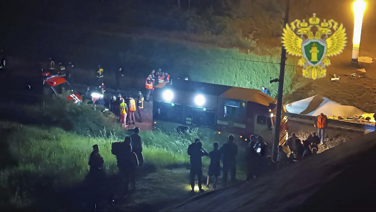 Rusya’da köprü, yolcu dolu trenin üzerine çöktü: 7 ölü