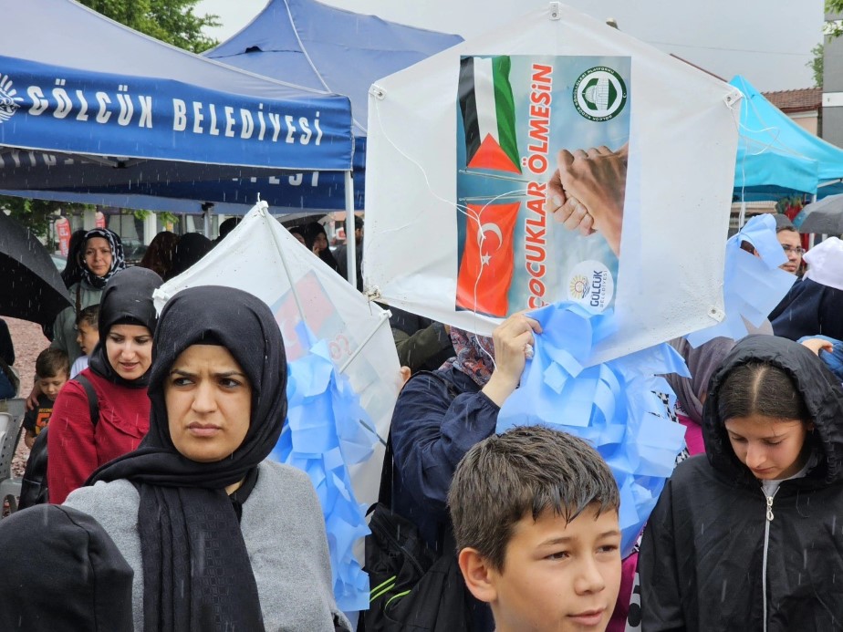 Yüzlerce kişi yağmur altında Filistin için tek yürek oldu