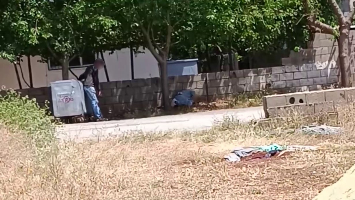 Yürekleri sızlatan görüntü: Cadde ortasına yığılıp kaldılar