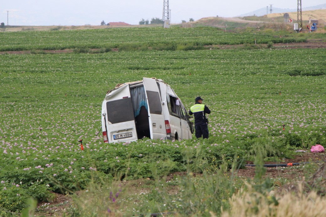 Amasya’da minibüs tarlaya uçtu: 1 ölü, 4 yaralı